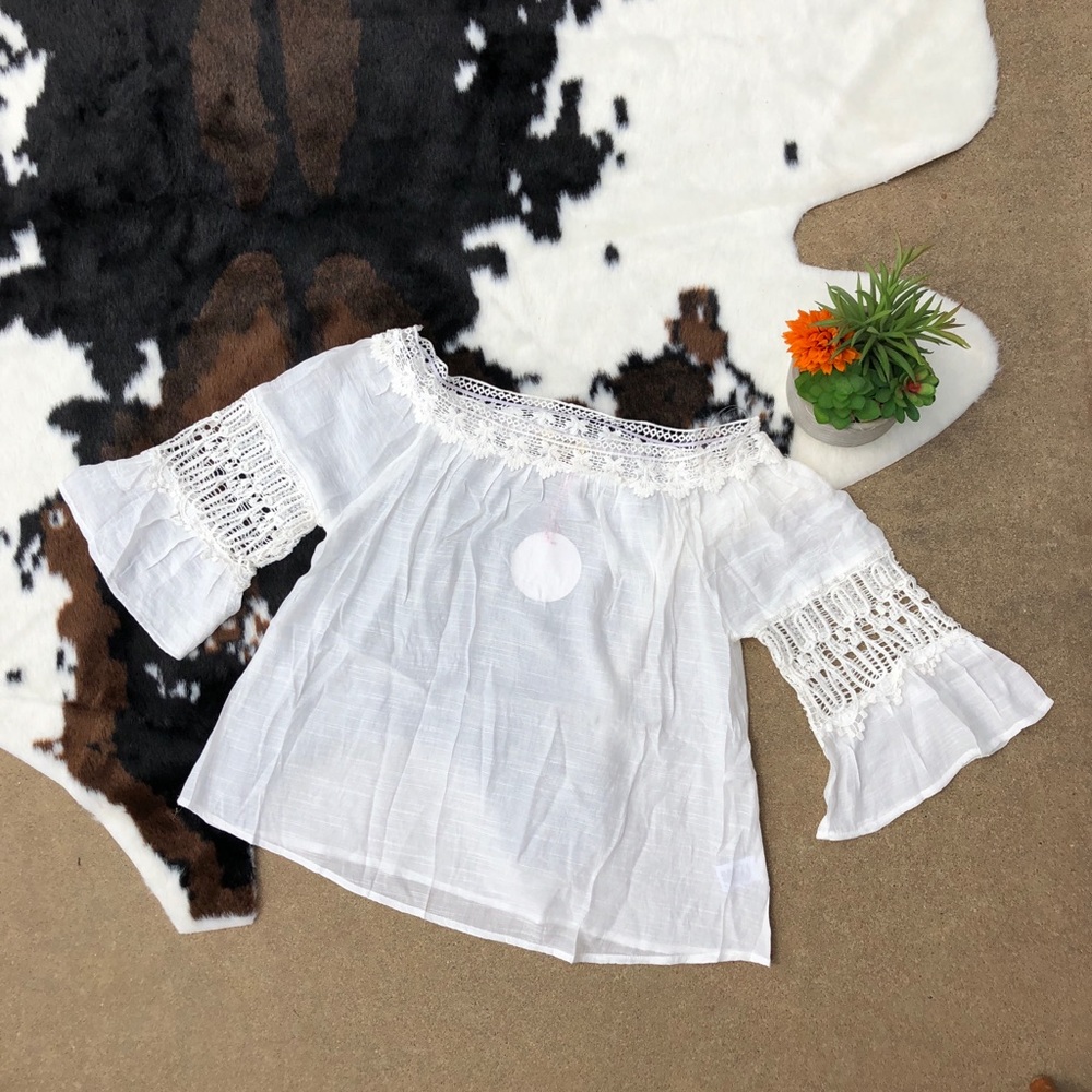 Off the shoulder with lace detail 💕